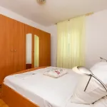 Diora אומיס